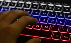 Die Tatsache, dass gekaperte Konten oft im Minutentakt Online-Netzwerke mit ihren Mitteilungen ...