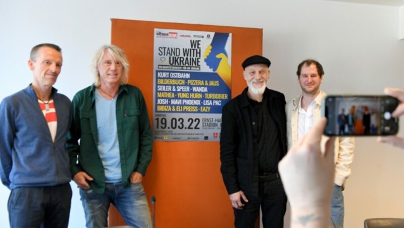 (v.l.) Georg Spatt (ORF), Ewald Tatar (Barracuda Music), Erich Fenninger (Volkshilfe) und Musiker Marco Wanda (Bild: APA/ROLAND SCHLAGER)