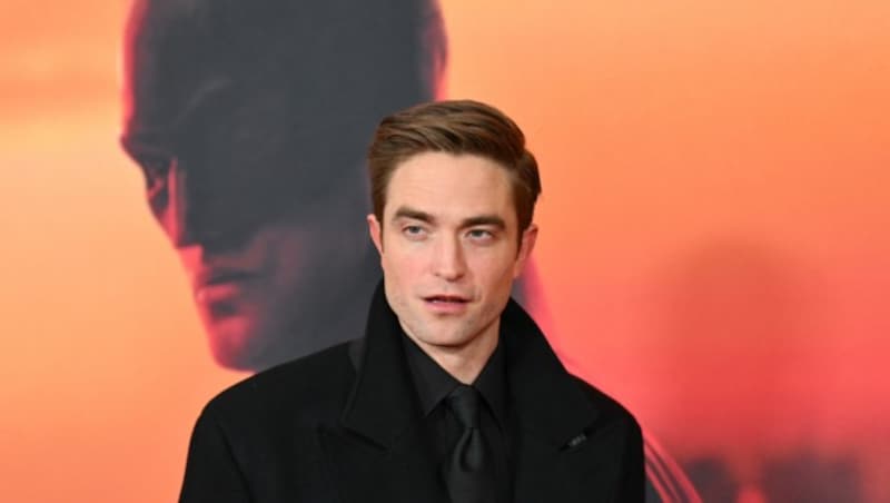 Robert Pattinson, der Hauptdarsteller von „The Batman“, bei der Weltpremiere des Films vor einem Filmplakat. (Bild: APA/Photo by ANGELA WEISS/AFP)