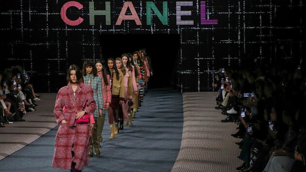 Tweed stand bei der Chanel-Schau in Paris im Vordergrund. (Bild: Vianney Le Caer/Invision/AP)