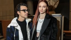 Joe Jonas und Sophie Turner bei der Louis-Vuitton-Fashionshow in Paris. (Bild: APA/Vianney Le Caer/Invision/AP)