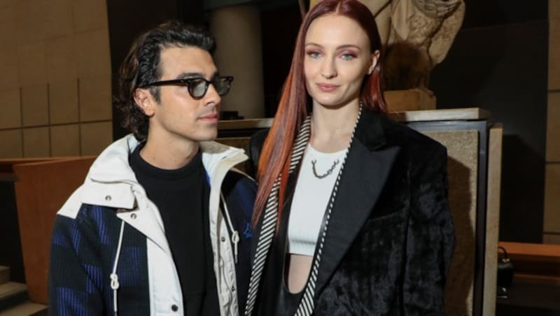 Joe Jonas und Sophie Turner bei der Louis Vuitton Ready To Wear Fall/Winter 2022-2023 Fashionshow in Paris (Bild: APA/Vianney Le Caer/Invision/AP)