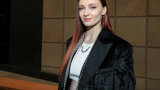 Sophie Turner gewährt im Outfit von Louis Vuitton Einblick auf ihre Leibesmitte. (Bild: APA/Vianney Le Caer/Invision/AP)