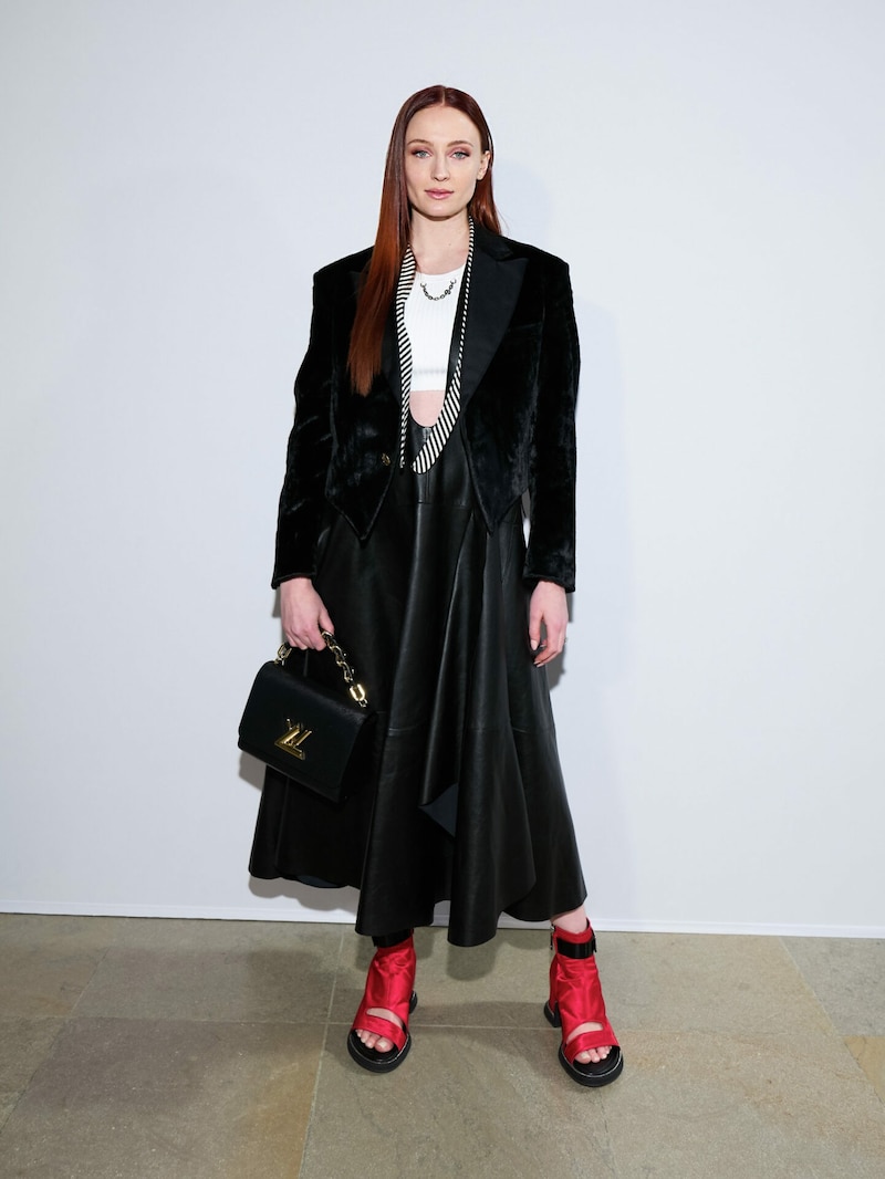 Sophie Turner im All-Over-Louis-Vuitton-Look (Bild: Louis Vuitton)