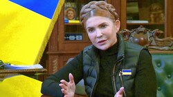 Die 61-jährige Julia Timoschenko ist sehr zierlich, spricht im Interview mit Christian Wehrschütz mit leiser, aber bestimmter Stimme. (Bild: ORF)
