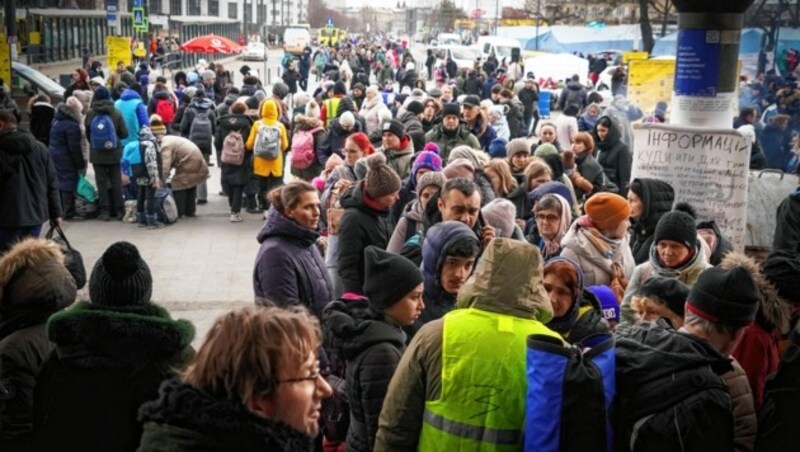 Der Flüchtlingsstrom am Lemberger Bahnhof reißt nicht ab - Tausende kommen täglich neu an. (Bild: Pail Sepp)