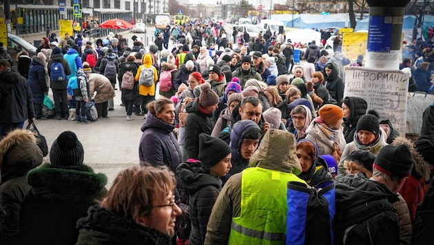 Der Flüchtlingsstrom am Lemberger Bahnhof reißt nicht ab - Tausende kommen täglich neu an. (Bild: Pail Sepp)
