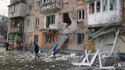 Ein von einer Granate getroffenes Wohnhaus in Mariupol (Bild: The Associated Press)
