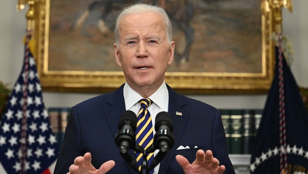 Mit dem Öl-Importstopp reagiert Biden auch auf Druck aus dem US-Parlament. (Bild: APA/AFP/Jim Watson)