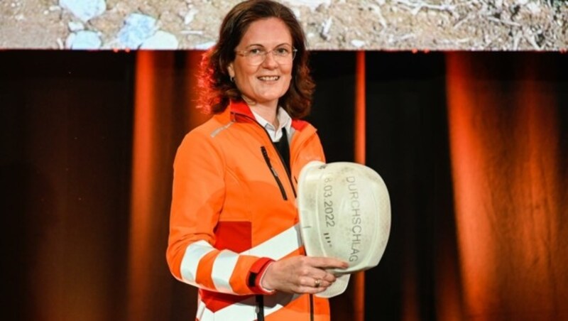 Tunnelpatin Bettina Stelzer-Wögerer (oben) bekam erst einen neuen Helm überreicht, dann durfte sie die Sprengung am nördlichen Donauufer auslösen. (Bild: Alexander Schwarzl)