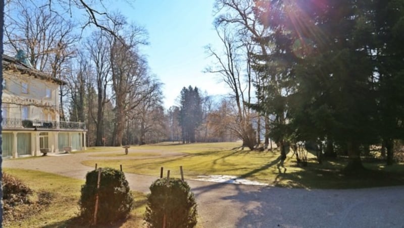 Die Rollläden sind runtergelassen, teilweise sind Fenster auf der Rückseite des Hauses sogar zugemauert. Der Garten, an dem ein Spazierweg vorbei führt, wirkt gepflegt (Bild: zvg)