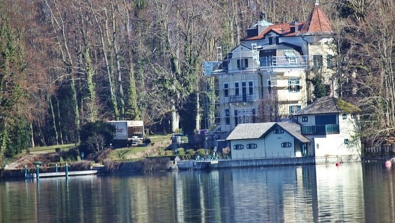 Das eingerüstete Waldschlössl, links daneben ein Lieferwagen: Zieht hier ein Oligarch aus? (Bild: zvg)