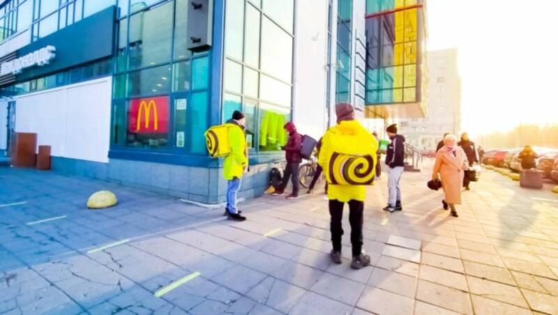 Vor einem Restaurant von Mc Donald‘s in St. Petersburg (Bild: stock.adobe.com)