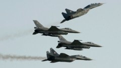 Polnische MiG-29 während einer Airshow (Bild: AP)