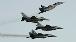 Polnische MiG-29 während einer Airshow (Bild: AP)