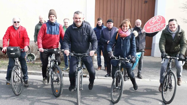 Landesrat Dorner (M.) war mit Vertretern der Gemeinden auf dem Fahrrad unterwegs, um die Routen zu erkunden. (Bild: Judt Reinhard)