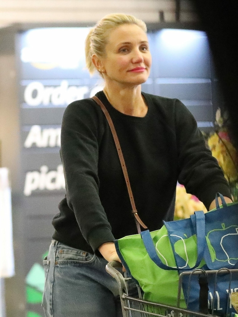 Cameron Diaz hat keine Sehnsucht nach Hollywood. Sie ist lieber Mama und Weinbäuerin und erledigt, wie hier, ihre Einkäufe im Biosupermarkt selbst. (Bild: www.photopress.at)