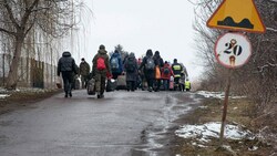 Menschen auf der Flucht aus der Ukraine (Bild: AP)