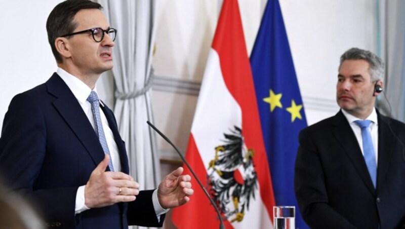 Nehammer (re.) und sein polnischer Amtskollege Morawiecki (Bild: APA/ROBERT JAEGER)