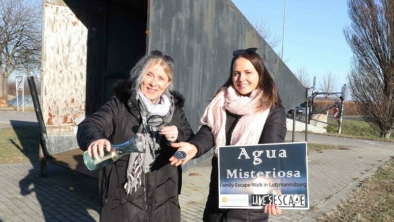 Tourismus-Geschäftsführerin Brigitta Pelzer (li.) und Nina Meran spornen Hobby-Detektive an. (Bild: Judt Reinhard)