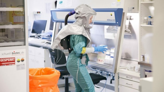 Ein Blick in ein Labor von Valneva im Rahmen eines Pressetermines zum inaktivierten Ganzvirus-Impfstoff gegen Covid-19 (Bild: APA/Florian Wieser)