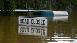 Nur einen Monat nach den verheerenden Überschwemmungen (hier im Bild) an der australischen Ostküste sind Teile der Millionenmetropole Sydney erneut von Starkregen betroffen. (Bild: AFP/Saeed Khan)