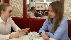 Yelyzaveta Lisa Yasko (re.) berichtet im Gespräch mit „Krone“-Redakteurin Clara Milena Steiner (li.) vom Krieg in der Ukraine. (Bild: zVg)