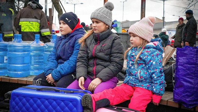 Die Ungewissheit ist ständiger Begleiter dieser flüchtenden Kinder auf dem Bahnhof Lemberg. (Bild: Pail Sepp)