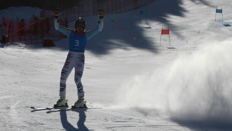 Die Deutsche Emma Aicher markierte mit Nummer drei eine Topzeit und war über eine Sekunde schneller als Slalom-Juniorenweltmeisterin Zrinka Ljutic. Dementsprechend groß war der Jubel bei der 18-Jährigen. (Bild: Peter Weihs/Kronenzeitung)