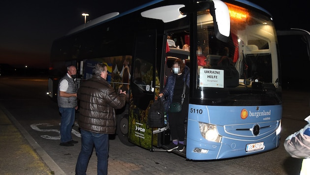 Ankunft des ersten Busses in Nickelsdorf. (Bild: LMS/Hafner Gregor, Krone KREATIV)