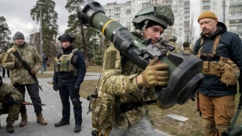 Ein ukrainischer Soldat mit einer schwedischen NLAW-Panzerabwehrrakete (Bild: AP/Efrem Lukatsky)