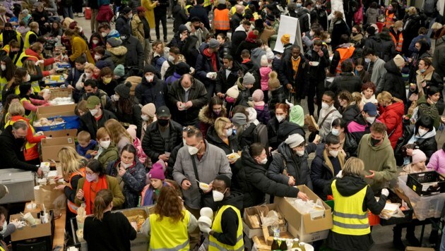 Ukrainische Flüchtlinge stehen nach ihrer Ankunft am Hauptbahnhof in Berlin im Empfangsbereich für Essen an. (Bild: The Associated Press)