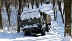 Zurückgelassene russische Militärfahrzeuge in einem Wald bei Charkiw (Bild: APA/AFP/SERGEY BOBOK)