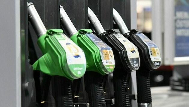 Diesel ist wieder billiger als Super. Aber Ölpreis und Ferien lassen die Preise zu Ostern steigen. (Bild: P. Huber)
