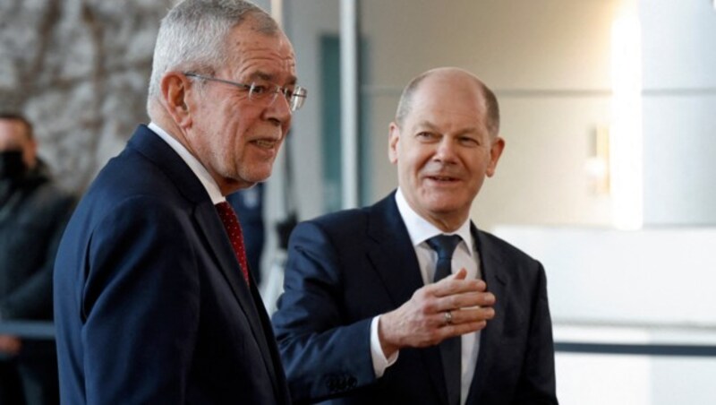 Van der Bellen (li.) zu Gast bei Scholz in Berlin (Bild: APA/AFP/ODD ANDERSEN)