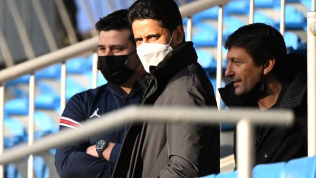 Trainer Mauricio Pochettino, PSG-Boss Nasser Al-Khelaifi und Sportdirektor Leonardo (von li. nach re.) (Bild: APA/AFP/GABRIEL BOUYS)