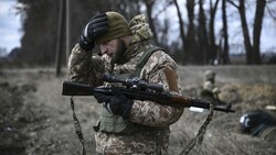 In der Ukraine ist nun auch Zivilisten der Gebrauch von Waffen zur Abwehr des russischen Angriffs erlaubt worden. (Bild: AFP)