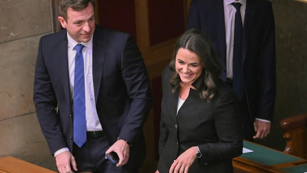 Katalin Novák und ihr Ehemann Istvan Veres (L) am Donnerstag im ungarischen Parlament (Bild: AFP)