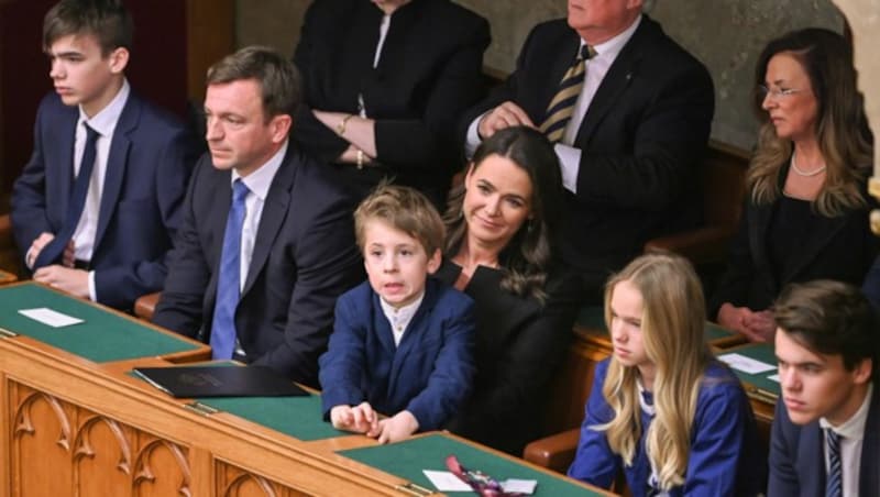 Katalin Novák mit ihrer Familie (Bild: AFP)