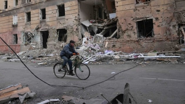 Ein nach einem russischen Bombenangriff zerstörtes Wohnhaus in der ukrainischen Stadt Mariupol. (Bild: The Associated Press)