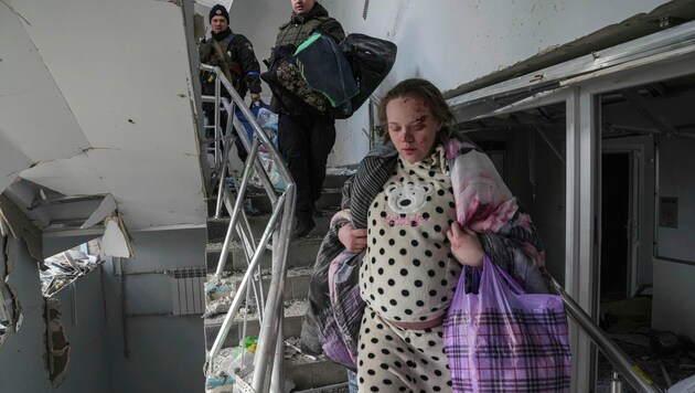 Schwangere oder ultraradikale Kämpferin? Nach dem Angriff auf eine Klinik erzählen Russland und die Ukraine verschiedene Geschichten. (Bild: Associated Press)