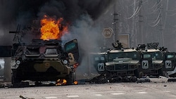 Endstation Charkiw: Eine russische Fahrzeugkolonne (Bild: AP)