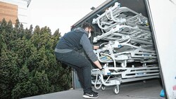 Die Krankenhausbetten werden in die Lkw verladen. (Bild: Tomschi Peter)