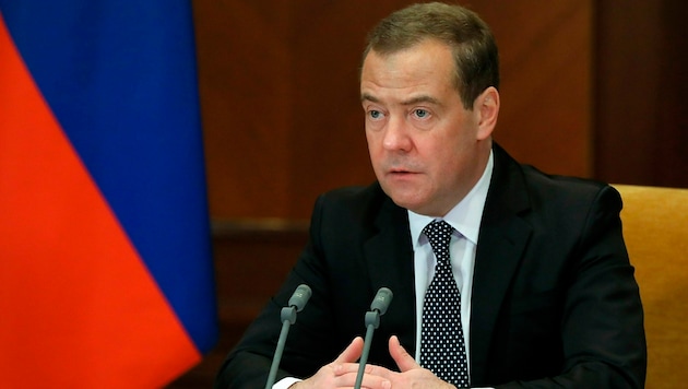 Dmitri Medwedew, der stellvertretende Vorsitzende des russischen Sicherheitsrates, war von 2008 bis 2012 Staatsoberhaupt und ist einer der engsten Vertrauten von Präsident Wladimir Putin. (Bild: AP)