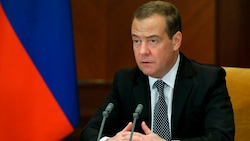 Dmitri Medwedew, der stellvertretende Vorsitzende des russischen Sicherheitsrates, war von 2008 bis 2012 Staatsoberhaupt und ist einer der engsten Vertrauten von Präsident Wladimir Putin. (Bild: AP)