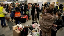 Die allermeisten Flüchtenden aus der Ukraine reisen immer noch nach Polen - aber auch in den weiteren europäischen Ländern ist mit vielen Ankünften zu rechnen. (Bild: AP/Michael Sohn)