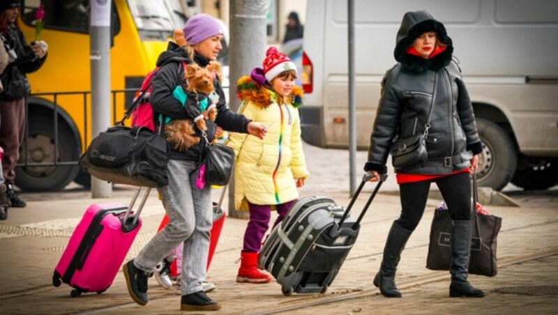 Frauen und Kinder auf der Flucht, Familien, die zerrissen werden: Diese Bilder von der Kriegs-Hölle in der Ukraine rütteln bei vielen alte Erinnerungen wach. (Bild: Sepp Pail)