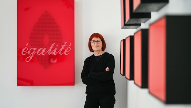 Die Linzerin Ingrid Wurzinger-Leitner fordert in kunstvollem Kreuzstich „égalité – Gleichheit“ (Bild: Alexander Schwarzl)