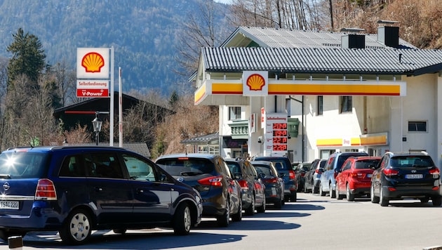 Weil die Spritpreise auch in Deutschland stark angezogen sind, werden die Kolonnen vor grenznahen Salzburger Tankstellen mit Tanktouristen wieder deutlich länger. (Bild: Tschepp Markus)