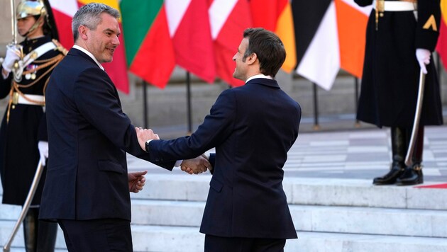 Bundeskanzler Karl Nehammer mit dem französischen Präsidenten Emmanuel Macron (Bild: AP)